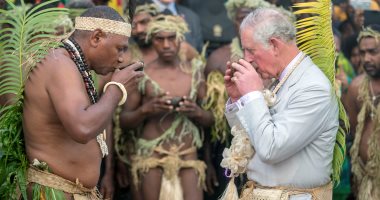 صور.. ولى عهد المملكة المتحدة يتناول الطعام مع قبائل جزيرة فانواتو