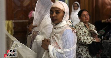 بملابسهن البيضاء.. الكاتدرائية تخصص مقاعد للمصليات الإثيوبيات فى قداس القيامة - صور