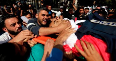 صور.. فلسطينيون يشيعون جثمان الشهيد ياسر مرتجى فى مدينة غزة