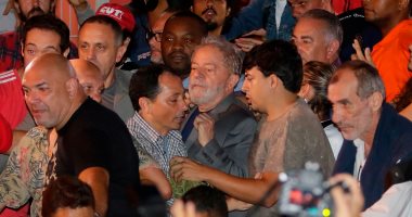 صور.. رئيس البرازيل الأسبق دا سيلفا يسلّم نفسه للشرطة وأنصاره يحاولون منعه