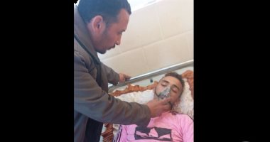 فيديو.. إصابة فلسطينى بتشنجات عصبية لاستنشاقه قنابل غاز الاحتلال الإسرائيلى