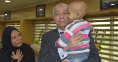 صور.. محافظ أسوان يتحمل تكاليف علاج طفلة بمستشفى 57357