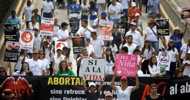 صور.. مظاهرات تطالب بإلغاء قانون تجريم الإجهاض فى سان سلفادور