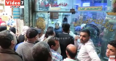 فيديو..هجوم المصريين على الفسيخ والرنجة قبل ساعات من شم النسيم