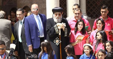 أطفال الكنيسة يشكلون علم مصر بلافتات صغيرة أمام المقر البابوى (فيديو وصور)