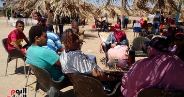 صور.. توافد المواطنين على شواطئ جنوب سيناء للاحتفال بشم النسيم