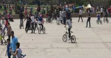 فيديو.. إقبال الأطفال والشباب على ركوب الدراجات بحديقة الفسطاط