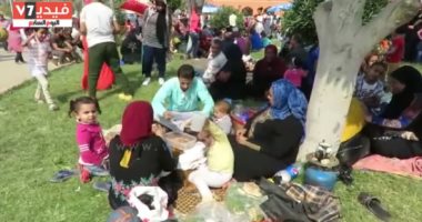 فيديو.. مواطنون يحتفلون بشم النسيم فى الفسطاط بـ وابور الجاز والشيشة