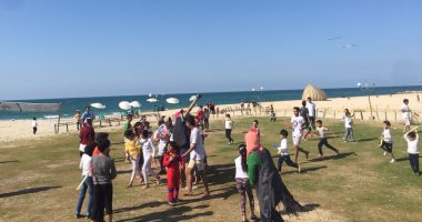 فيديو وصور.. أهالى العريش يتوافدون على الشواطئ للاحتفال بشم النسيم