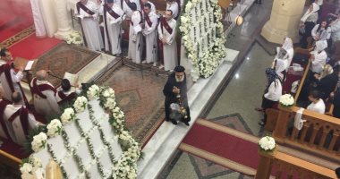 أسر شهداء كنيسة مارجرجس يستقبلون زفة أيقونات الشهداء بالدموع
