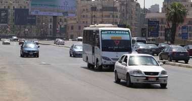 انتظام حركة المرور بطريق الإسكندرية القاهرة بعد توقفها إثر انقلاب سيارة بمدخل قها