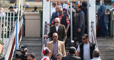 صور وفيديو.. محافظ القاهرة يشارك باحتفالات الربيع مع المواطنين فى جولة بالأتوبيس النهرى
