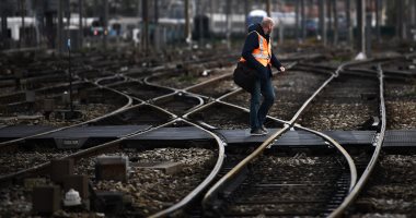 صور.. شلل بمحطات السكة الحديد بفرنسا رفضا لإصلاحات ماكرون وسط تظاهرات