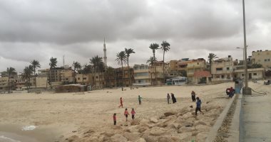 أهالى سيناء يستمتعون بأعياد الربيع على شواطئ وسواحل مدينة العريش 