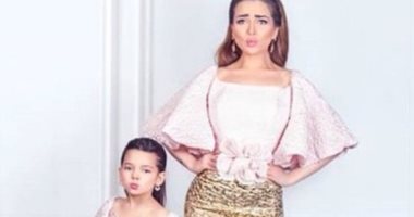 مى عز الدين تواصل الترويح لحملة "عالم أطفالها" بجلسة تصوير مع أصغر معجباتها