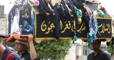 صور.. الشيعة يحملون نعشا فارغا خلال إحياء ذكرى الإمام موسى الكاظم فى بغداد