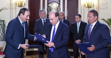 رئيس الوزراء يشهد توقيع اتفاقية تأسيس شركة لإدارة محطة متعددة الأغراض (صور)