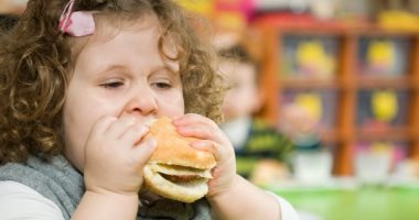 اتباع نظام غذائي غنى بهذه الأطعمة يزيد من خطر السمنة لدى طفلك