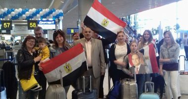 رفع أعلام مصر وصور السيسى بمطار موسكو بعد هبوط أول طائرة مصرية