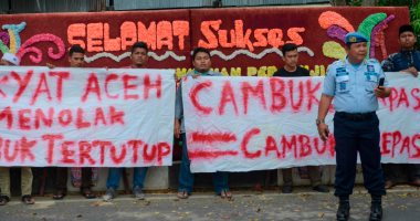 صور.. مظاهرات فى إندونيسيا ضد تنفيذ عقوبة الجلد للمجرمين علنا