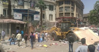 صور.. أمن القاهرة ينفذ 160 قرار إزالة إشغالات ويضبط 17 بائعا فى العتبة