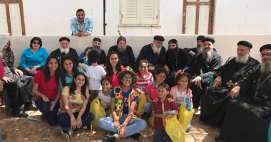 أسقف كنائس غرب الإسكندرية يلتقى الأطفال الأيتام بمنطقة الهوارية