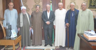 صور.. محافظ المنيا يكرم أعضاء لجنة المصالحات لجهودهم فى إنهاء الخلافات