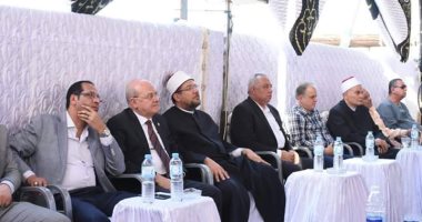 وزير الأوقاف ومحافظ الشرقية يؤديان واجب العزاء لأسرة الشهيد محمد عادل