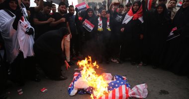 صور.. حرق العلم الأمريكى خلال تظاهرة فى بغداد احتجاجا على قصف سوريا
