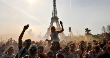 الفرنسيون يحتفلون بمهرجان الألوان أمام برج إيفل