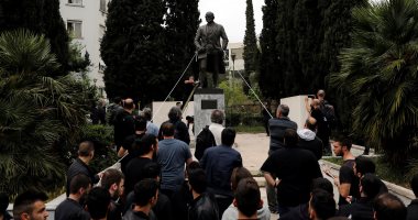 صور.. محتجون يونانيون يحاولون إسقاط تمثال أمريكى احتجاجا على غارات سوريا