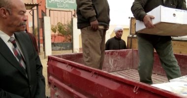 صور.. توزيع مساعدات غذائية على الفقراء من أهالى قرية النهضة بالفرافرة