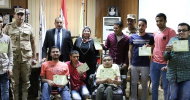 تسليم شهادات الإعفاء من التجنيد للطلاب ذوى الإعاقة بجامعة بنى سويف