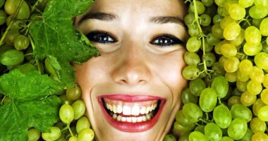 العنب مضاد للأكسدة ويعزز صحة العظام ومفيد للصداع 