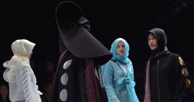 صور.. عباءات ولفات طرح مختلفة بمهرجان الأزياء الإسلامية بإندونيسية