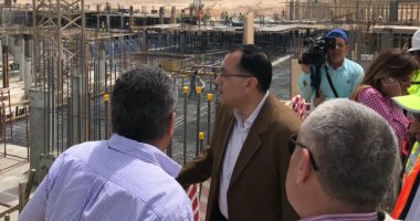 وزير الإسكان يتفقد مشروعات المرافق والمنطقة الترفيهية والأبراج بالعلمين الجديدة
