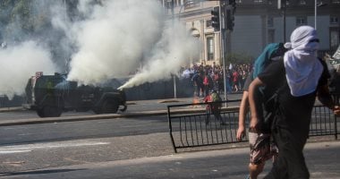 صور.. اشتباكات بين الشرطة التشيلية ومحتجين على بطء إصلاح التعليم