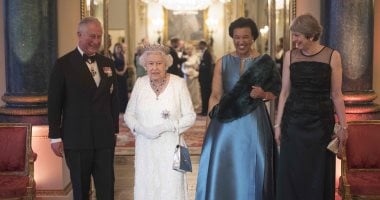 صور.. ملكة بريطانيا تقيم حفل عشاء ضخم فى قصر باكنجهام لرؤساء دول الكومنولث