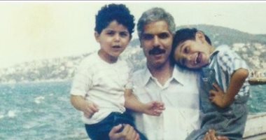آسر ياسين يستعيد ذكريات الطفولة وينشر صورة عائلية.. معلقا: "الوقت بيعدى"