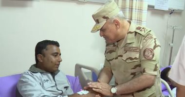 فيديو.. وزير الدفاع يستمع ويربت على كتف أحد مصابى الجيش بالعمليات الإرهابية