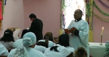 وفد من الكنيسة الأسقفية يحتفل بعيد القيامة المجيد مع سجينات القناطر