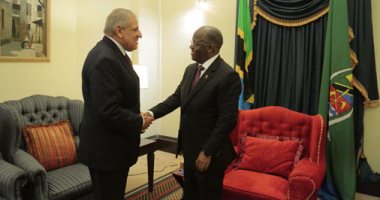 "محلب" ينقل تحيات السيسي لرئيس تنزانيا