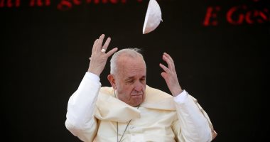 صور.. الرياح تحرج بابا الفاتيكان وتقتلع قبعته من فوق رأسه