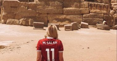 "عاشقة صلاح" تجوب العالم بقميص الفرعون المصرى وتقول عن مصر: بلدى المفضل