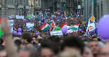 صور.. 10 آلف متظاهر فى المجر يحتجون ضد قيود حكومية على وسائل الإعلام