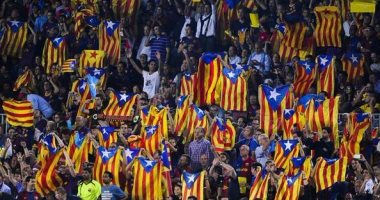 فيديو.. الشرطة الإسبانية تصادر الأعلام الكتالونية قبل نهائى الكأس