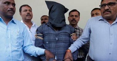 صور.. الشرطة الهندية تلقى القبض على متهم باغتصاب وقتل فتاة لديها 11 عاما