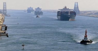 مميش: عبور 44 سفينة قناة السويس بحمولة 2.8 مليون طن