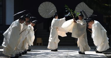 صور.. قساوسة ديانة الشنتو اليابانية يؤدون طقوس مهرجان الربيع