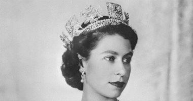 مش مجرد عيد ميلاد.. القصر البريطانى يحتفل بالملكة "إليزابيث" بصور نادرة لها 